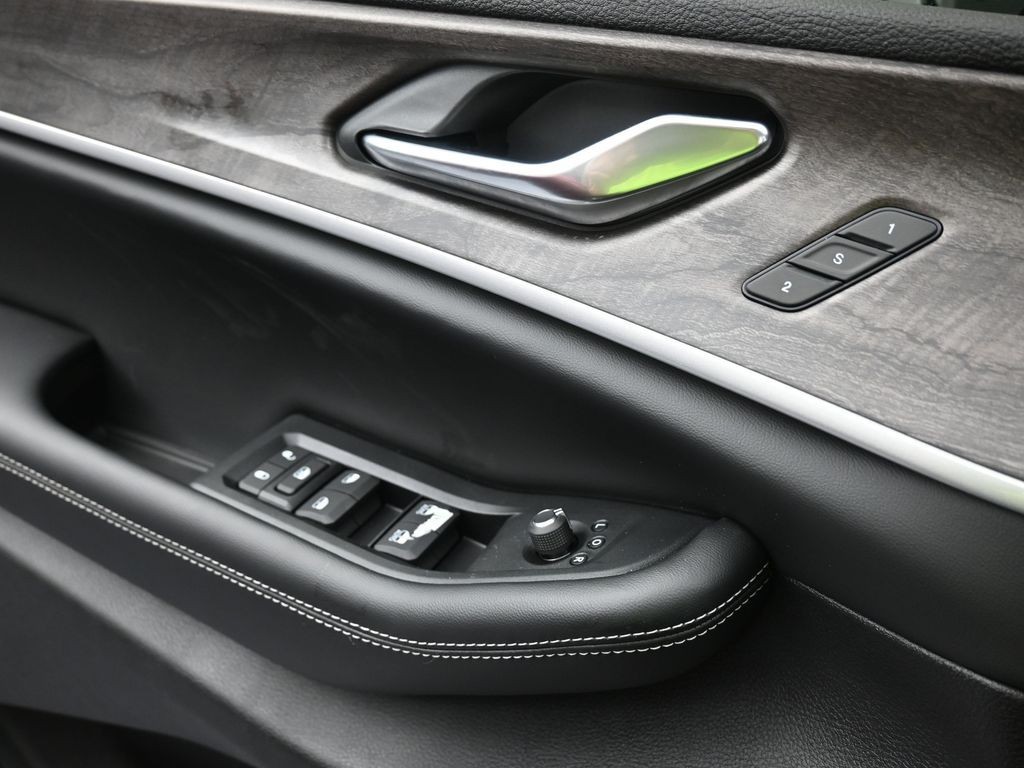 Jeep Grand Cherokee L Vehicle Full-screen Gallery Image 15