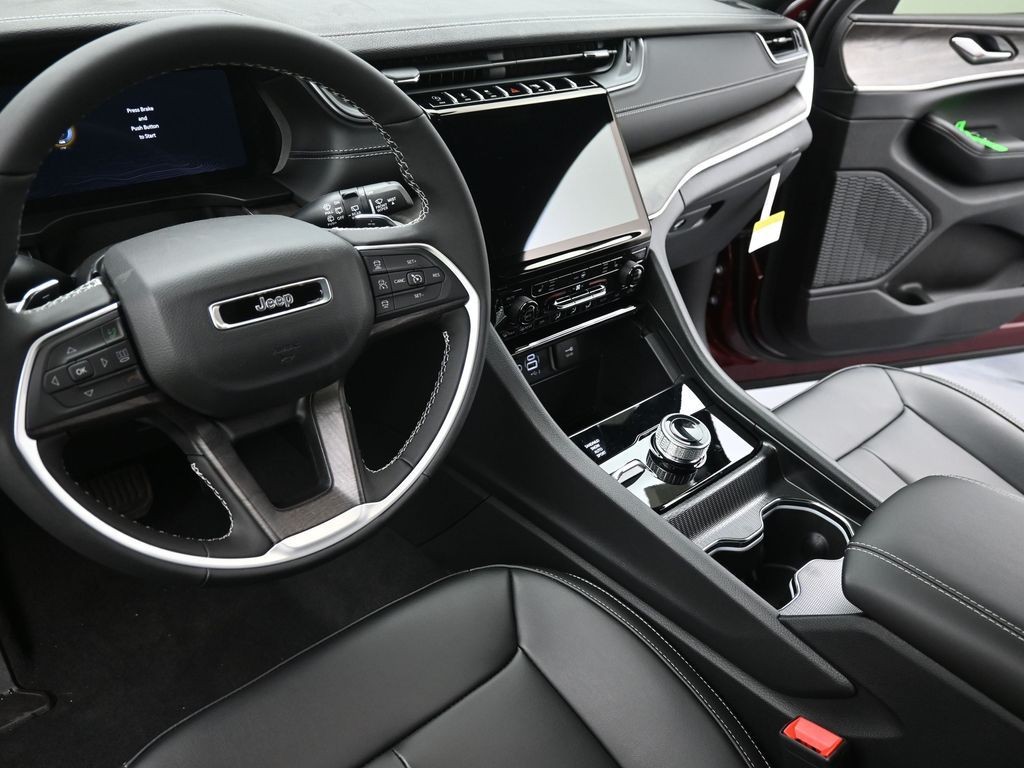 Jeep Grand Cherokee L Vehicle Full-screen Gallery Image 16