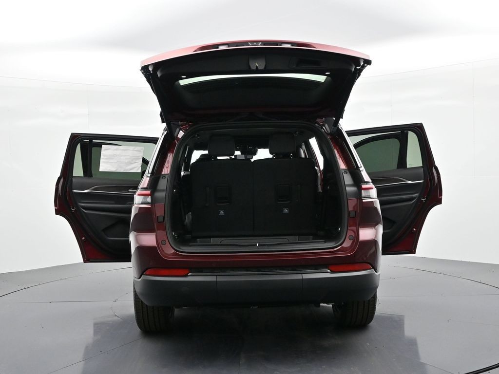 Jeep Grand Cherokee L Vehicle Full-screen Gallery Image 29