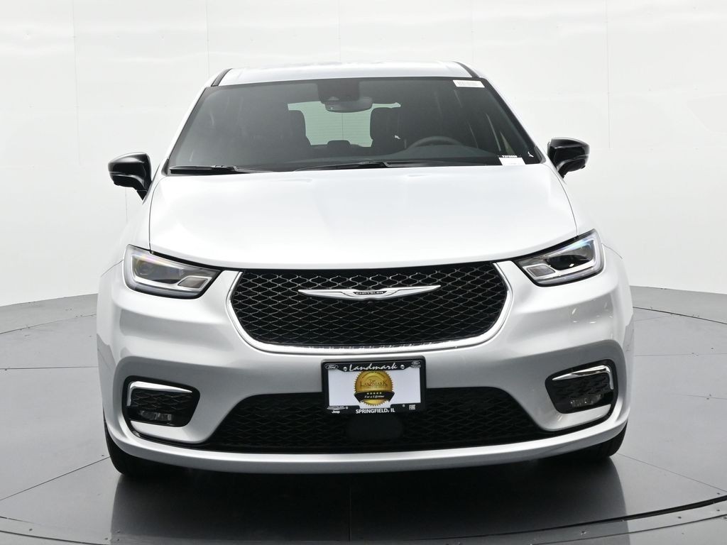 Chrysler Pacifica Vehicle Full-screen Gallery Image 3