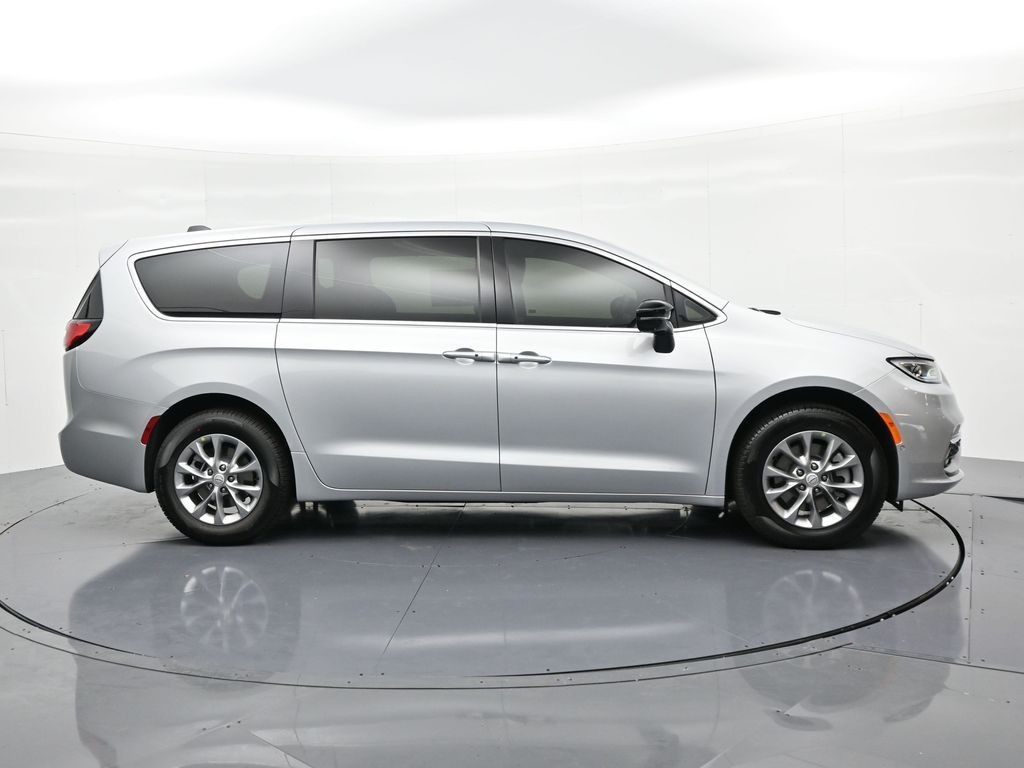 Chrysler Pacifica Vehicle Full-screen Gallery Image 5