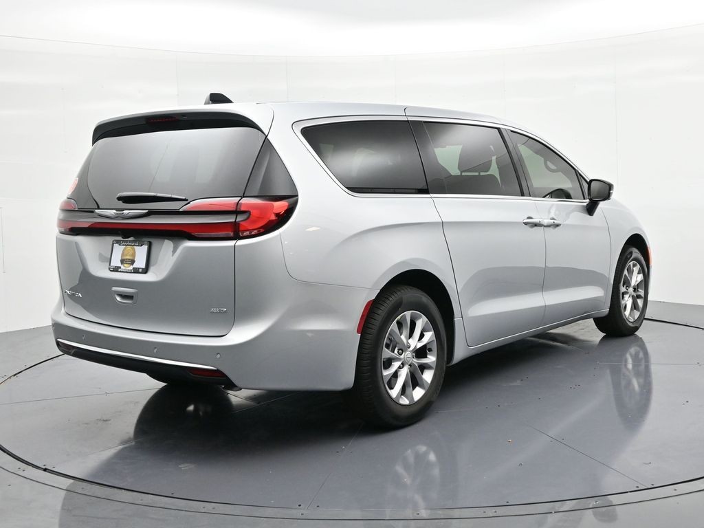 Chrysler Pacifica Vehicle Full-screen Gallery Image 6