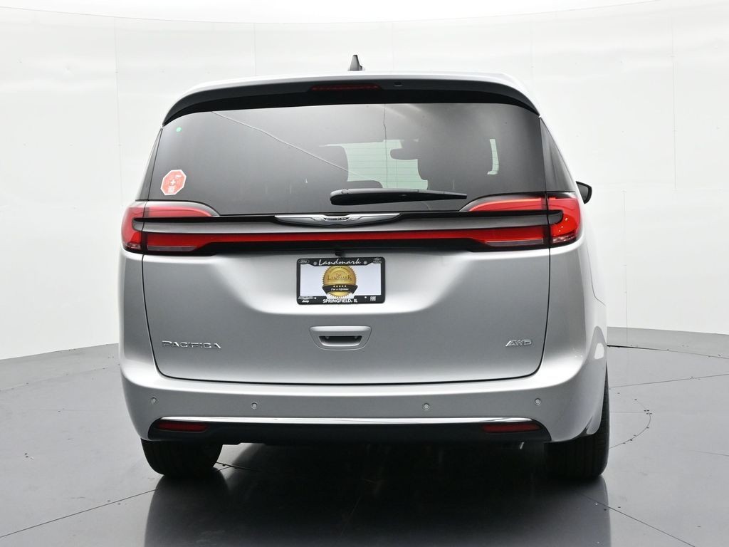 Chrysler Pacifica Vehicle Full-screen Gallery Image 7