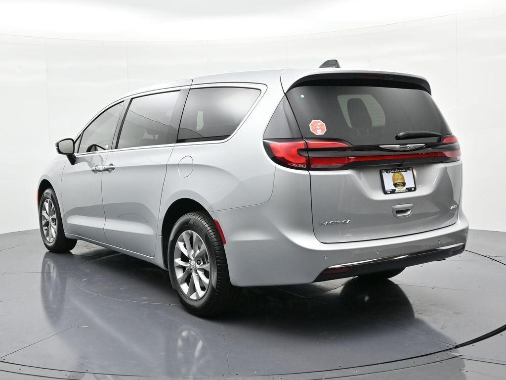 Chrysler Pacifica Vehicle Full-screen Gallery Image 8