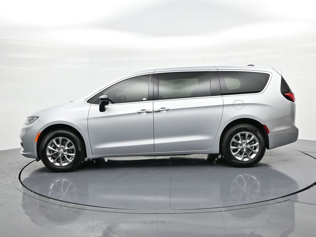 Chrysler Pacifica Vehicle Full-screen Gallery Image 9