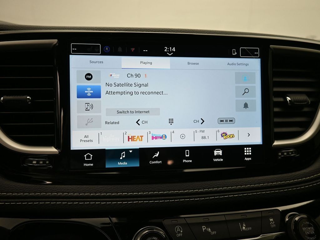 Chrysler Pacifica Vehicle Full-screen Gallery Image 10