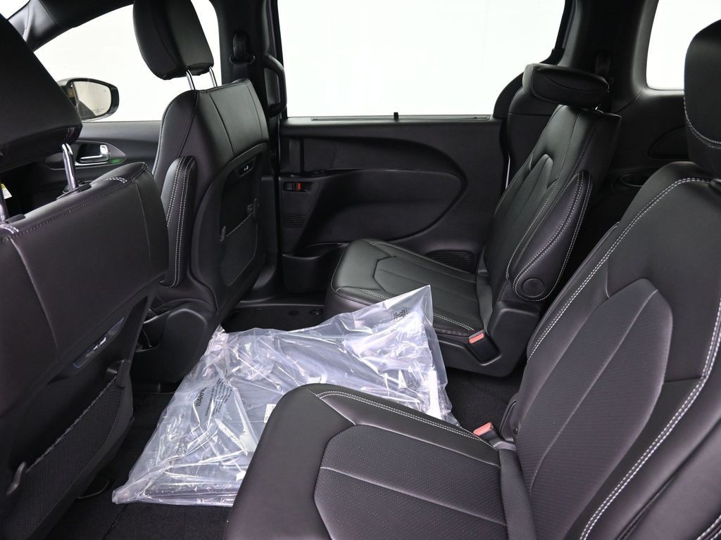 Chrysler Pacifica Vehicle Full-screen Gallery Image 16