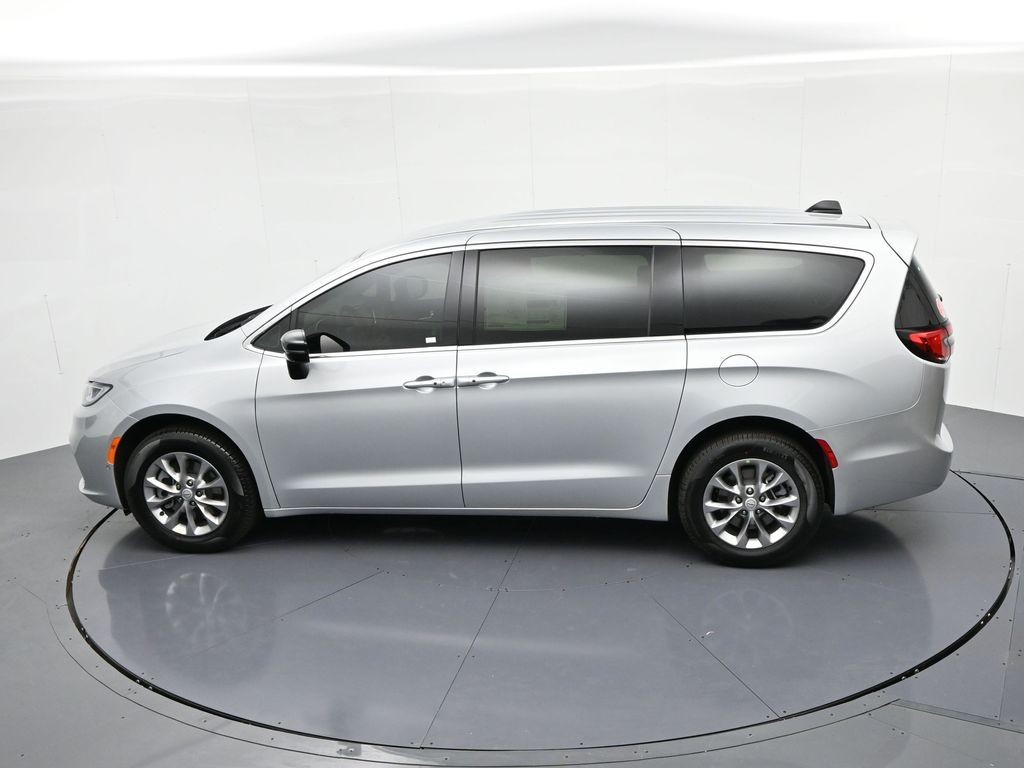 Chrysler Pacifica Vehicle Full-screen Gallery Image 20