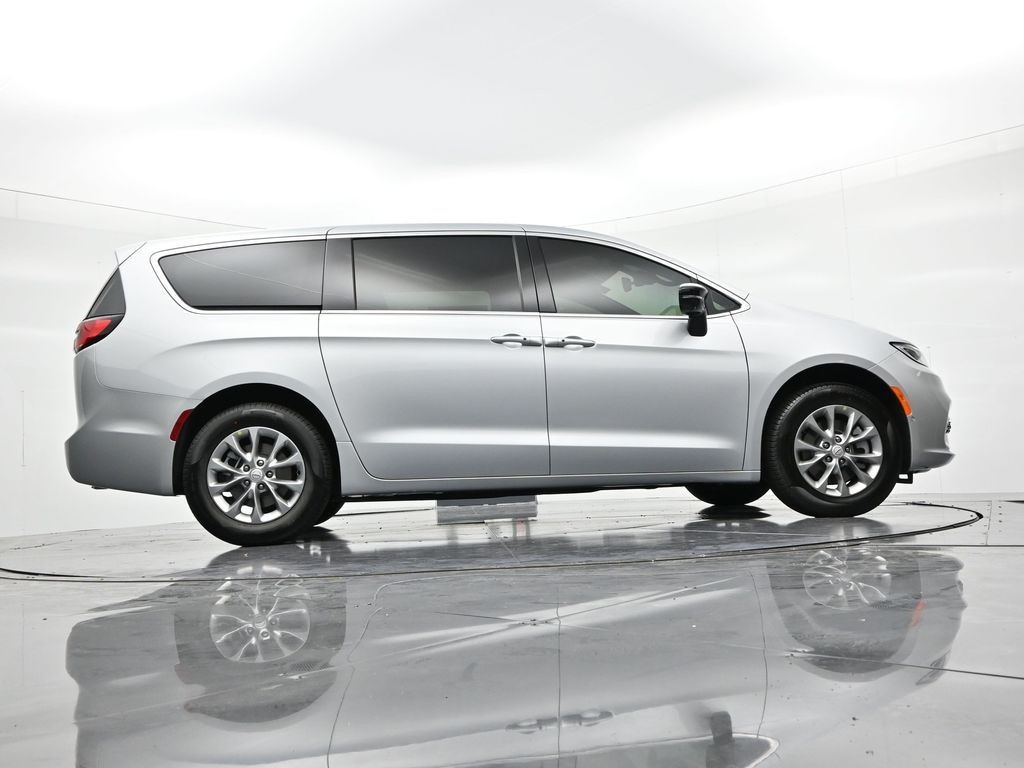 Chrysler Pacifica Vehicle Full-screen Gallery Image 24