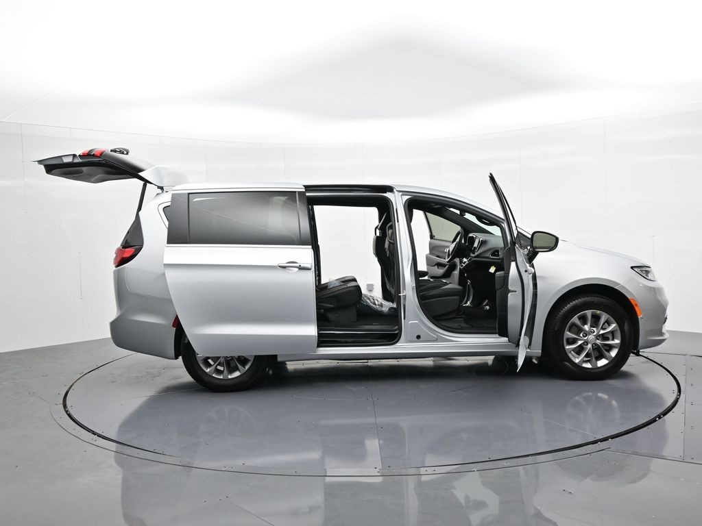 Chrysler Pacifica Vehicle Full-screen Gallery Image 25