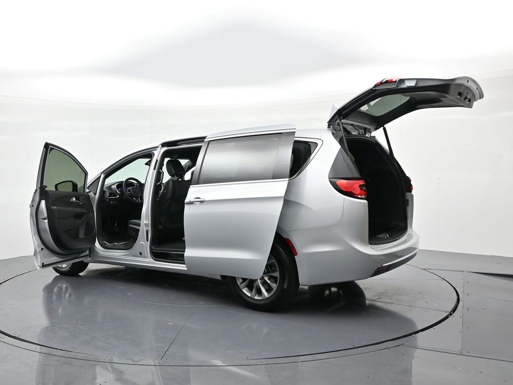 Chrysler Pacifica Vehicle Full-screen Gallery Image 26