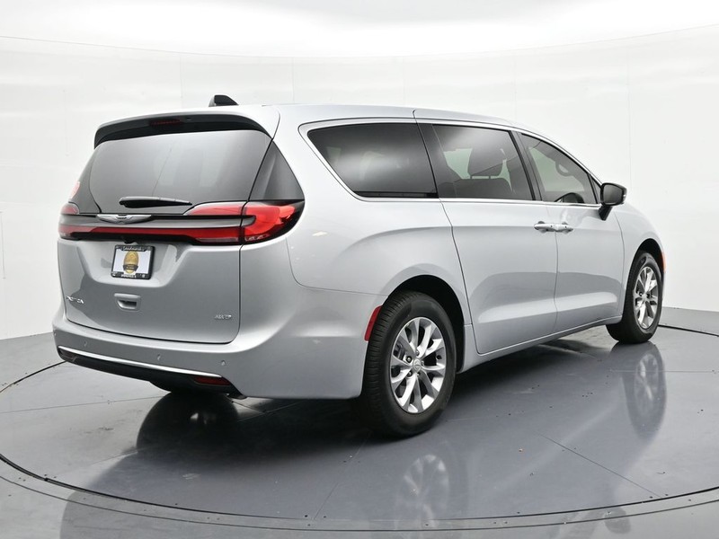 Chrysler Pacifica Vehicle Full-screen Gallery Image 6