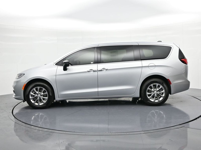 Chrysler Pacifica Vehicle Full-screen Gallery Image 9