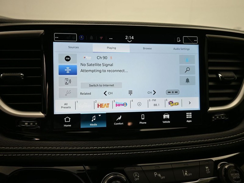 Chrysler Pacifica Vehicle Full-screen Gallery Image 10