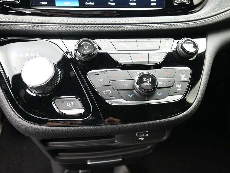 Chrysler Pacifica Vehicle Full-screen Gallery Image 11