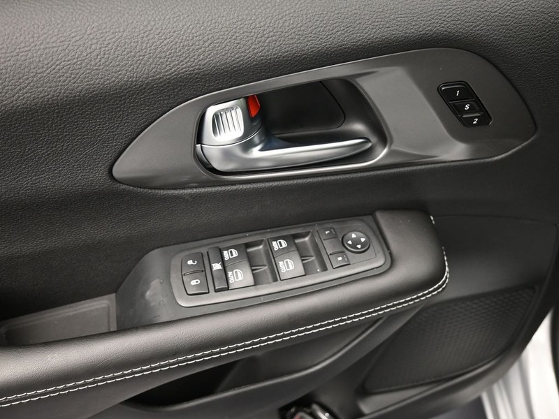 Chrysler Pacifica Vehicle Full-screen Gallery Image 13