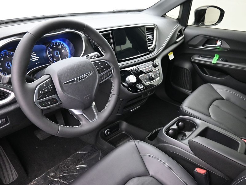 Chrysler Pacifica Vehicle Full-screen Gallery Image 15