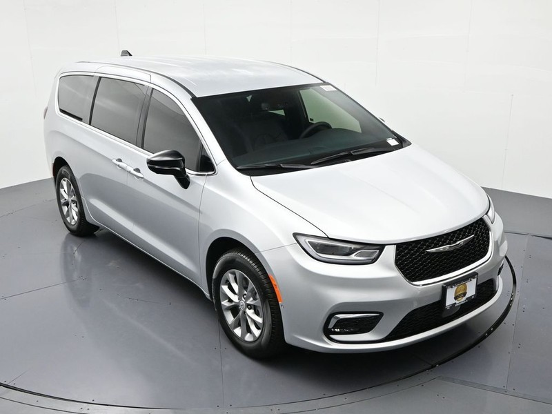 Chrysler Pacifica Vehicle Full-screen Gallery Image 17