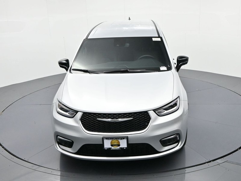 Chrysler Pacifica Vehicle Full-screen Gallery Image 18