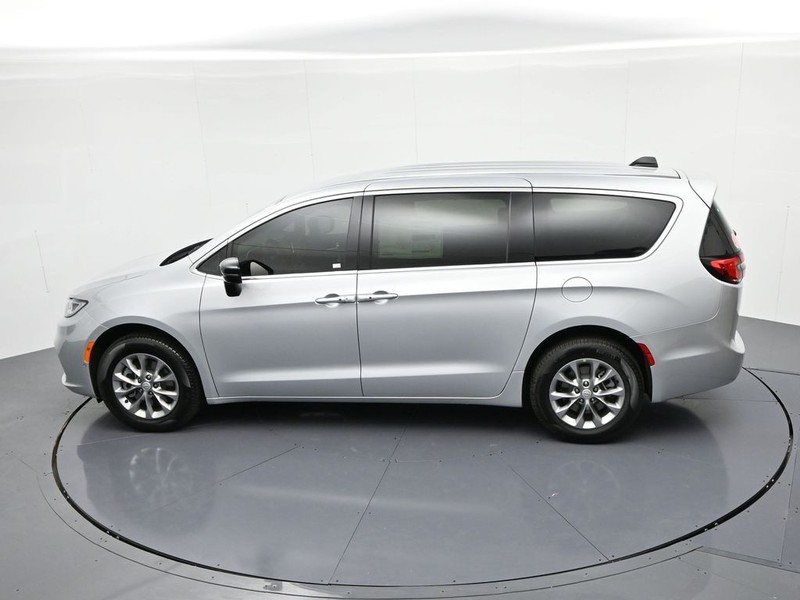 Chrysler Pacifica Vehicle Full-screen Gallery Image 20