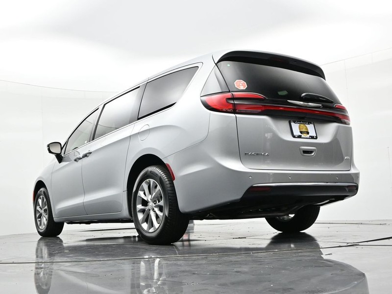 Chrysler Pacifica Vehicle Full-screen Gallery Image 21
