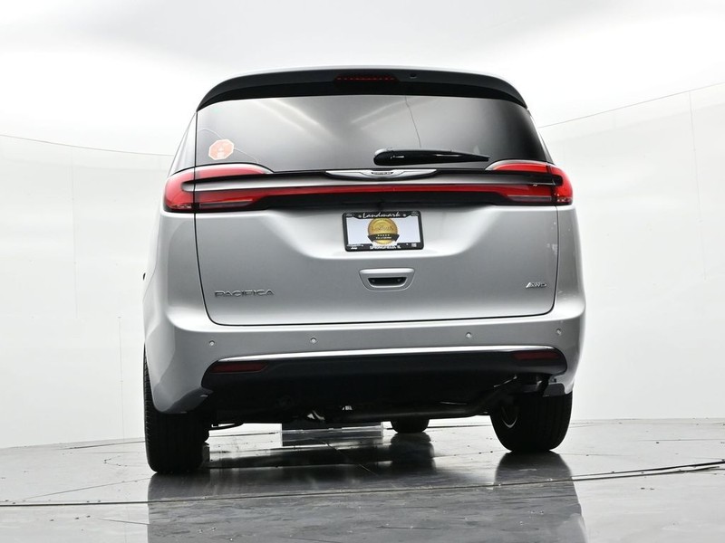 Chrysler Pacifica Vehicle Full-screen Gallery Image 22