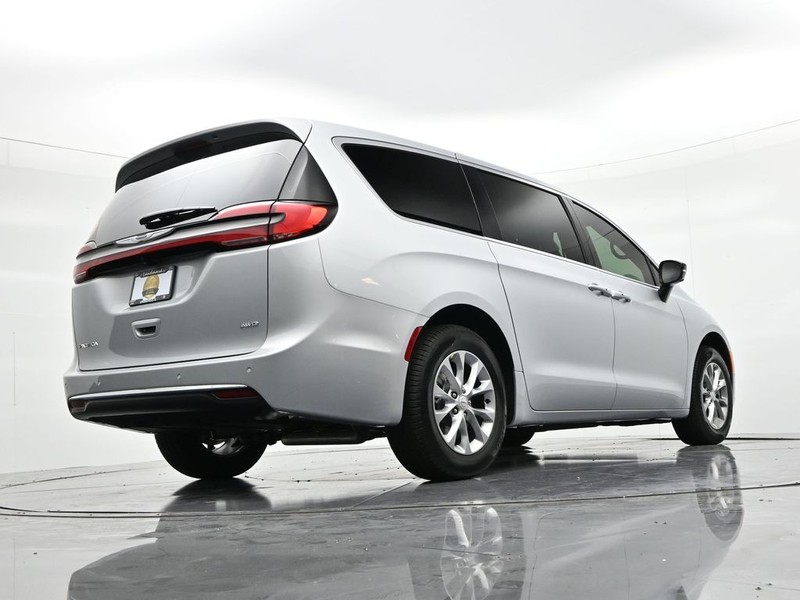 Chrysler Pacifica Vehicle Full-screen Gallery Image 23