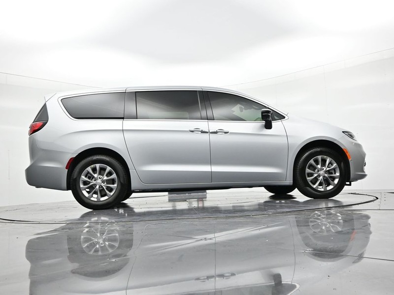 Chrysler Pacifica Vehicle Full-screen Gallery Image 24