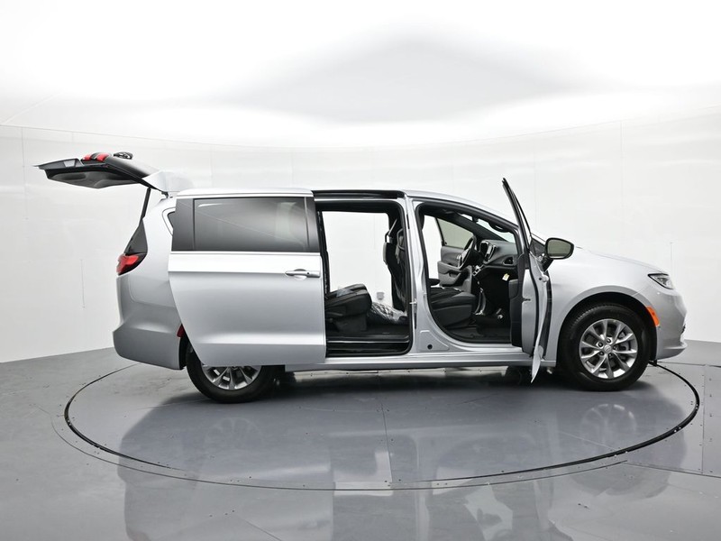 Chrysler Pacifica Vehicle Full-screen Gallery Image 25