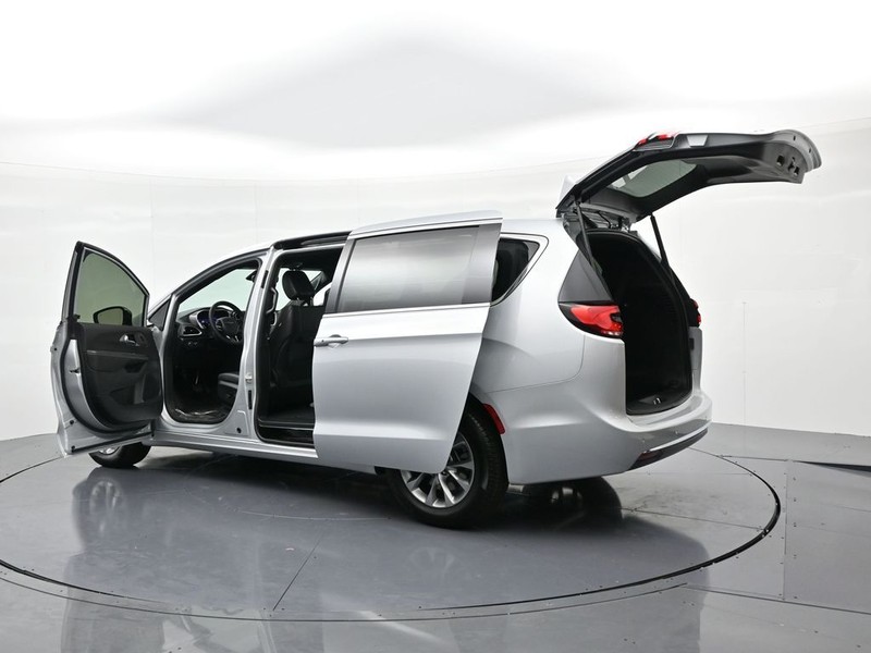 Chrysler Pacifica Vehicle Full-screen Gallery Image 26