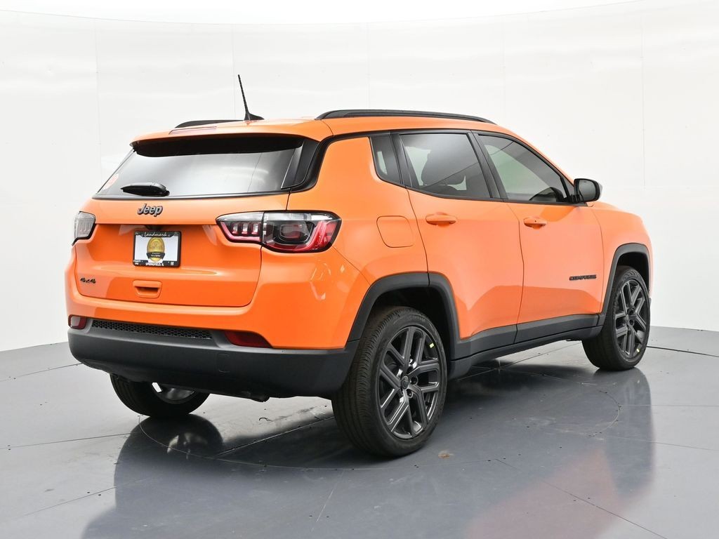 Jeep Compass Vehicle Full-screen Gallery Image 6