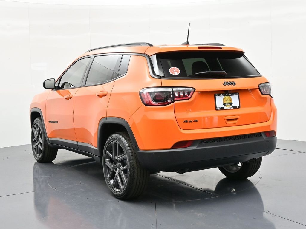 Jeep Compass Vehicle Full-screen Gallery Image 8