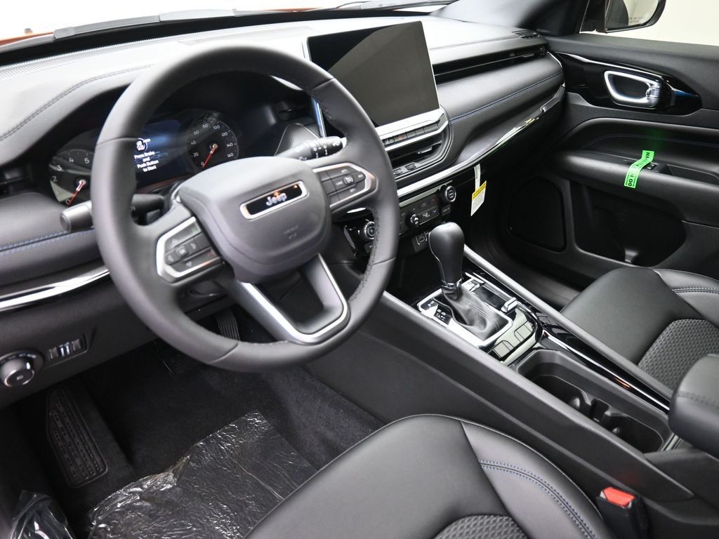 Jeep Compass Vehicle Full-screen Gallery Image 15