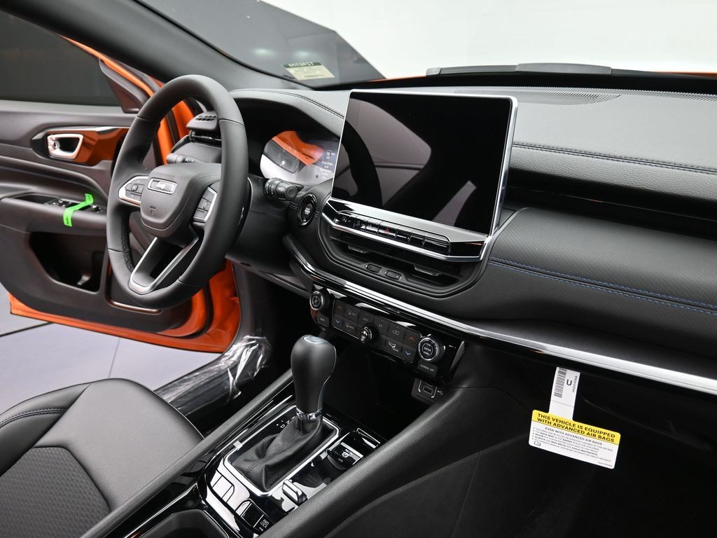 Jeep Compass Vehicle Full-screen Gallery Image 16