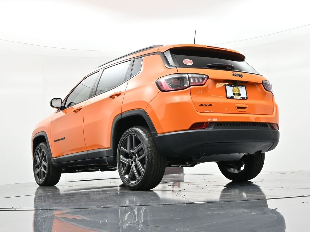 Jeep Compass Vehicle Full-screen Gallery Image 23