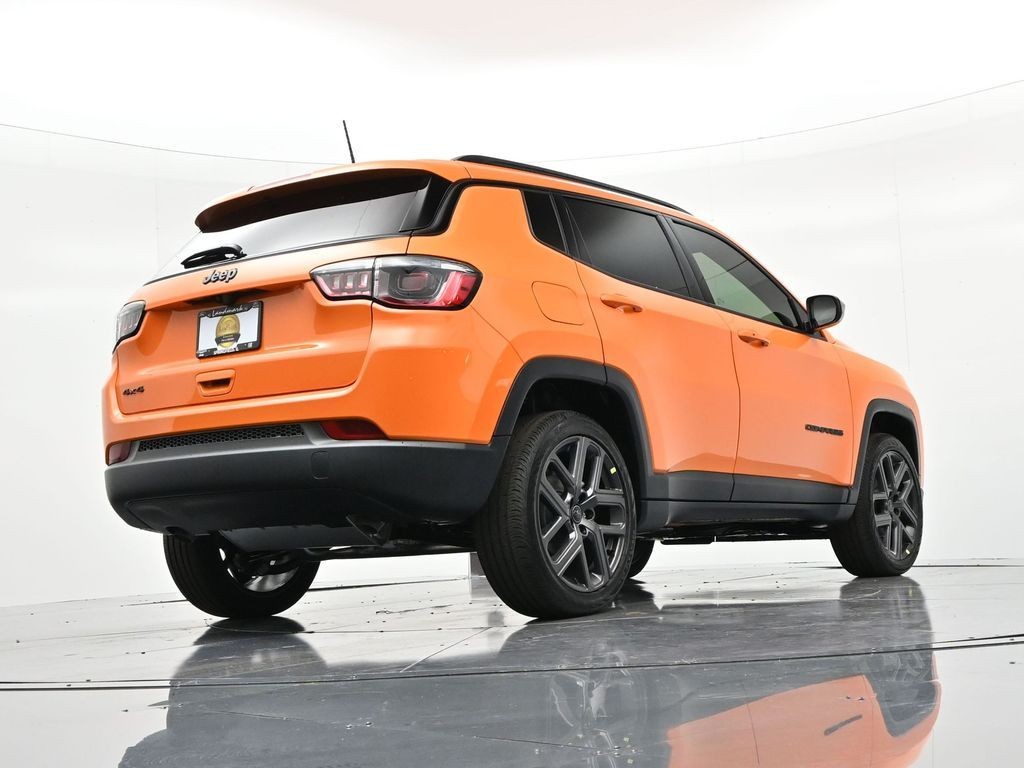Jeep Compass Vehicle Full-screen Gallery Image 25