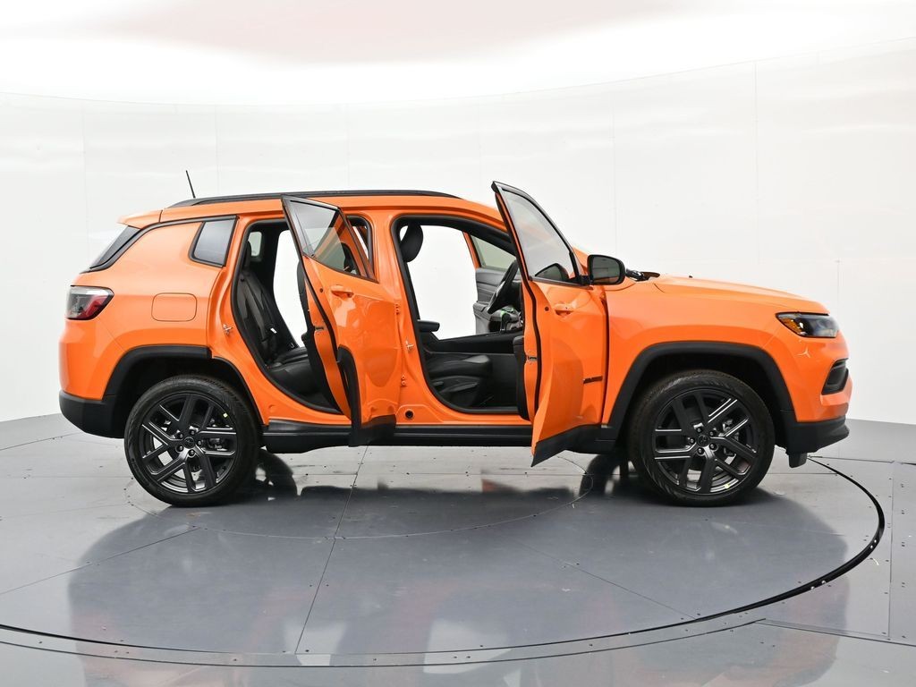 Jeep Compass Vehicle Full-screen Gallery Image 27