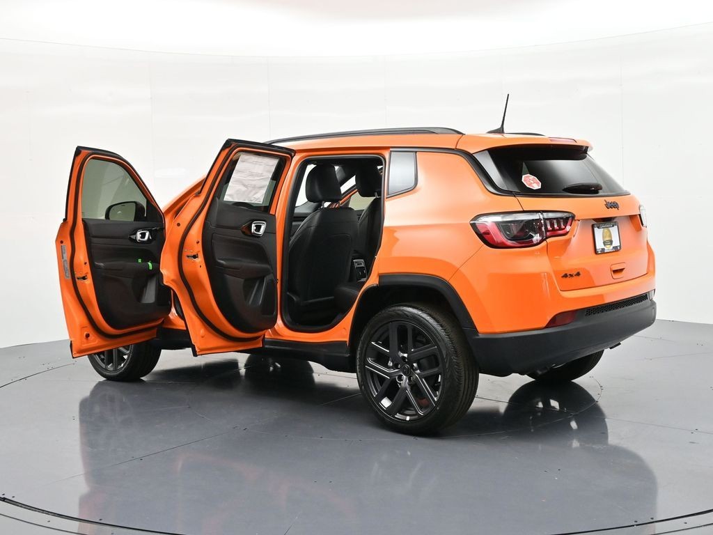 Jeep Compass Vehicle Full-screen Gallery Image 28