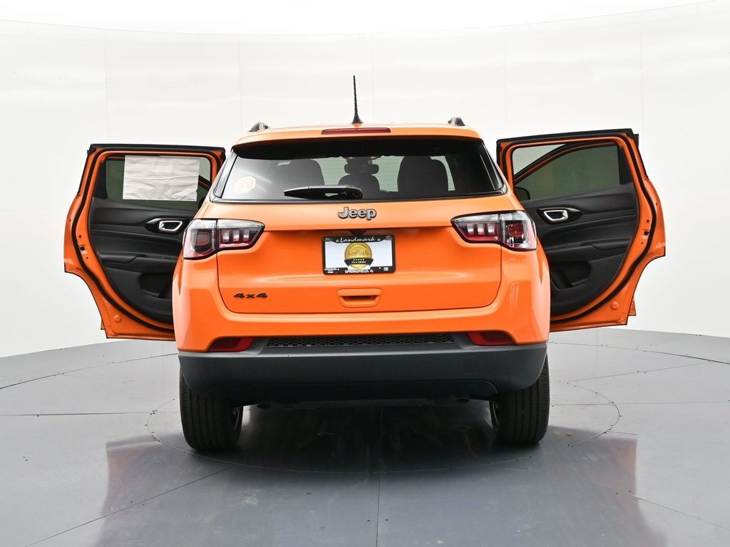 Jeep Compass Vehicle Full-screen Gallery Image 30