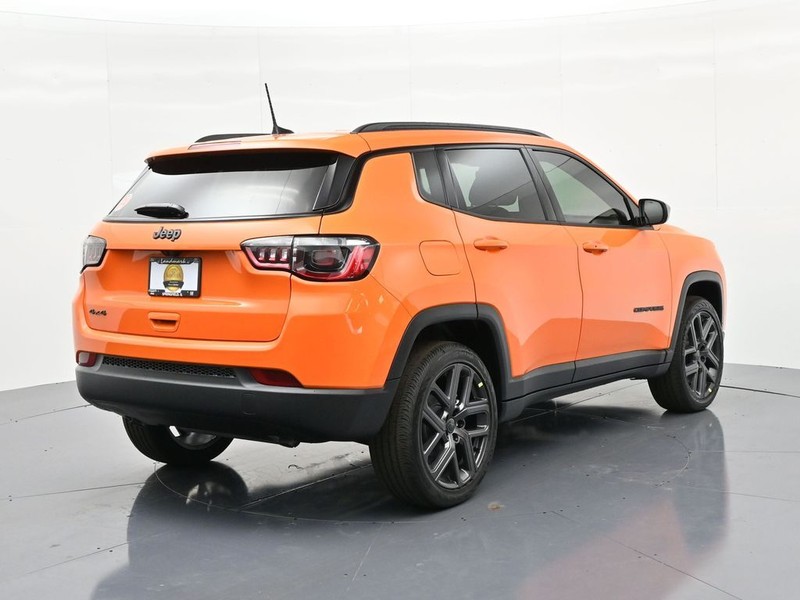 Jeep Compass Vehicle Full-screen Gallery Image 6