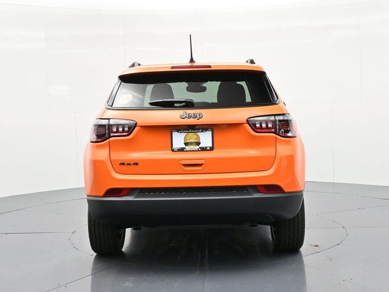 Jeep Compass Vehicle Full-screen Gallery Image 7