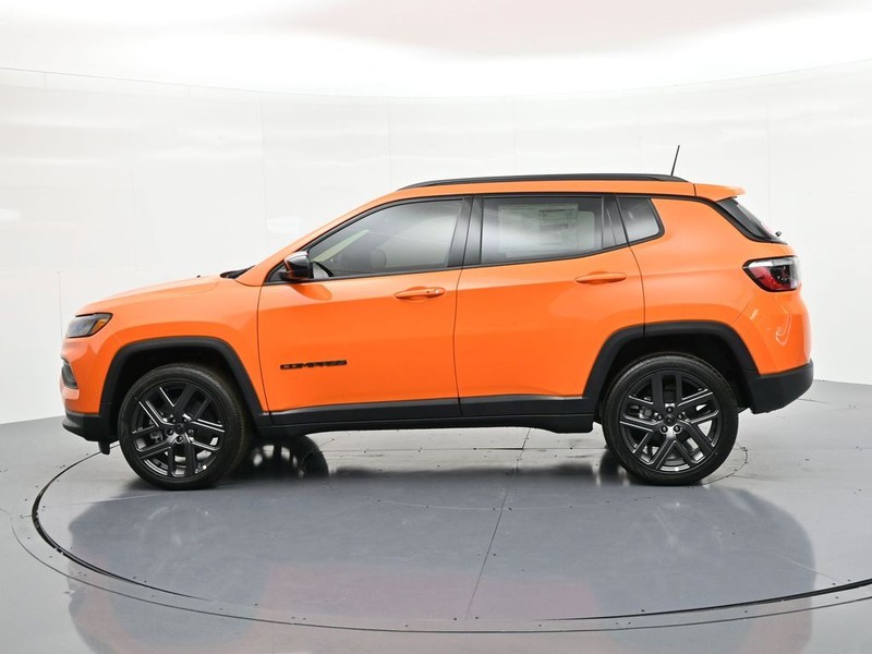Jeep Compass Vehicle Full-screen Gallery Image 9