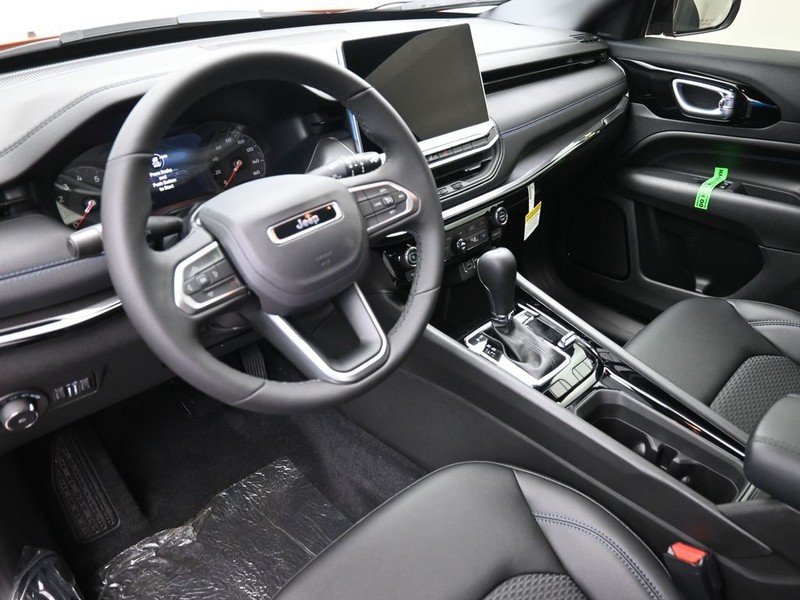 Jeep Compass Vehicle Full-screen Gallery Image 15