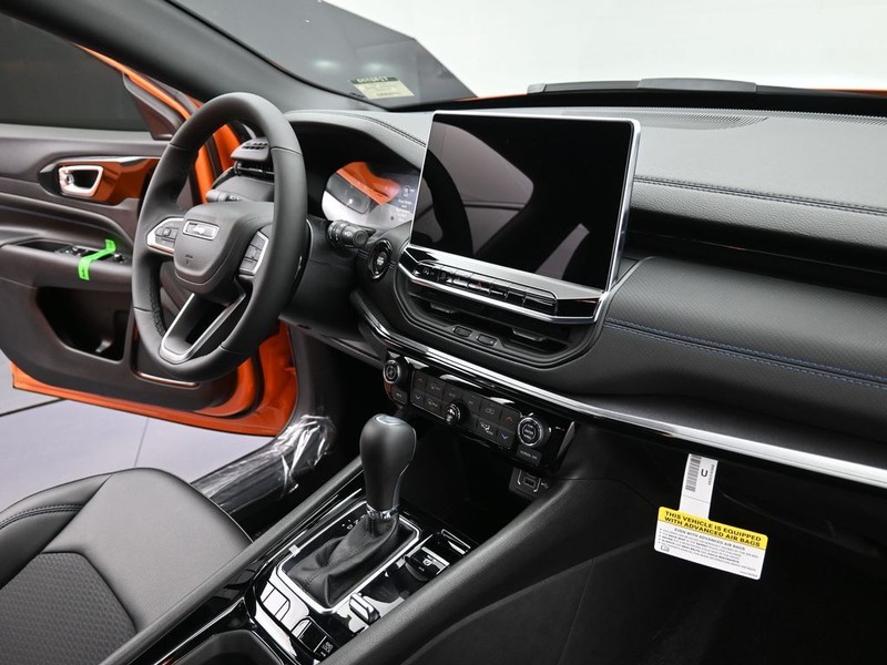 Jeep Compass Vehicle Full-screen Gallery Image 16