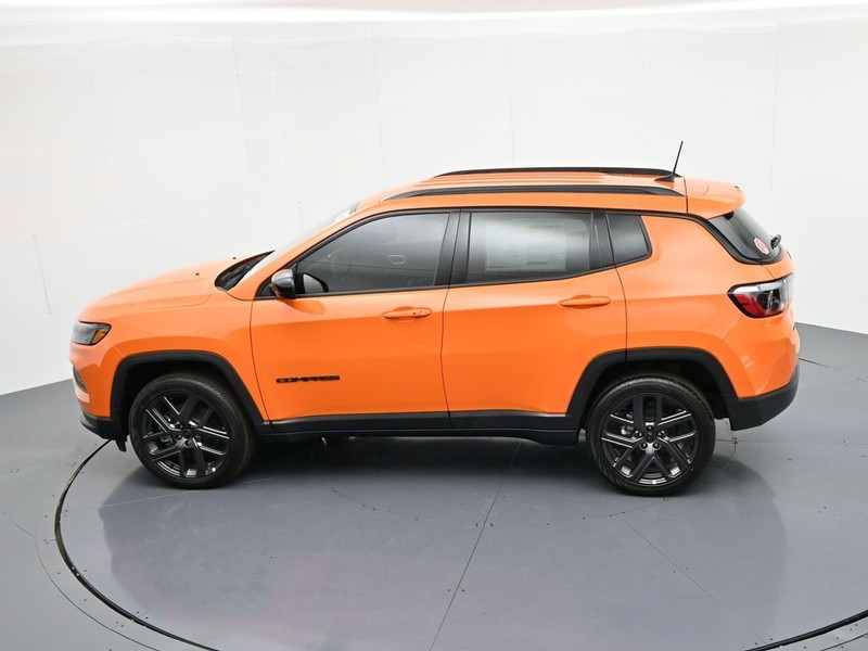 Jeep Compass Vehicle Full-screen Gallery Image 22