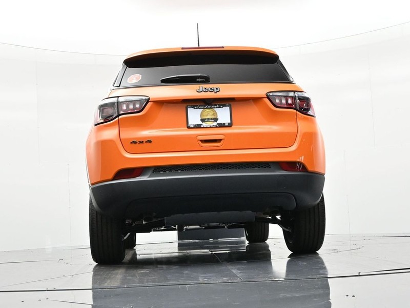 Jeep Compass Vehicle Full-screen Gallery Image 24