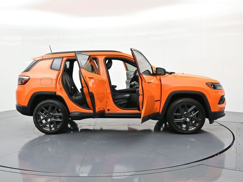 Jeep Compass Vehicle Full-screen Gallery Image 27