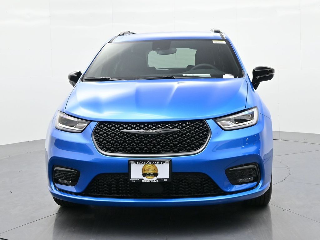 Chrysler Pacifica Vehicle Full-screen Gallery Image 3