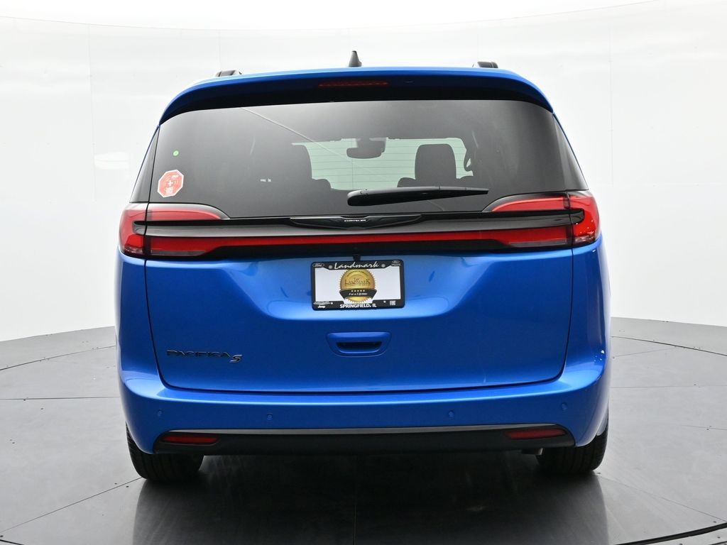Chrysler Pacifica Vehicle Full-screen Gallery Image 7
