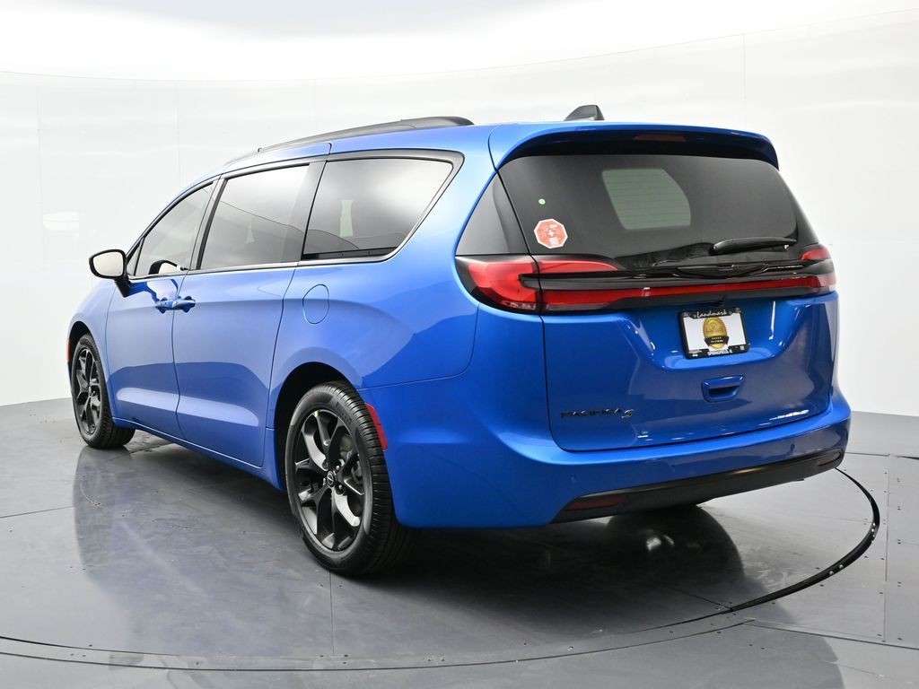 Chrysler Pacifica Vehicle Full-screen Gallery Image 8